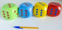 duza-kostka-plastikowa-do-gry-10cm-kolorowe